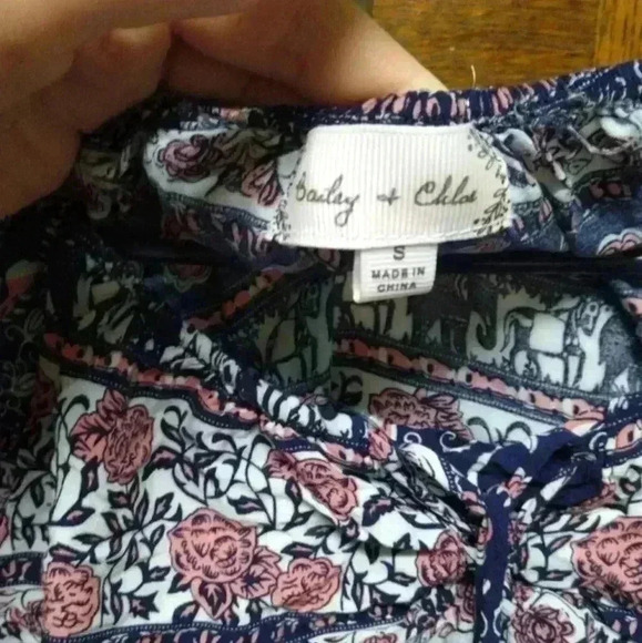 Women's Bailey & Chloe Floral Design Blouse Size Small - Picture 2 of 3